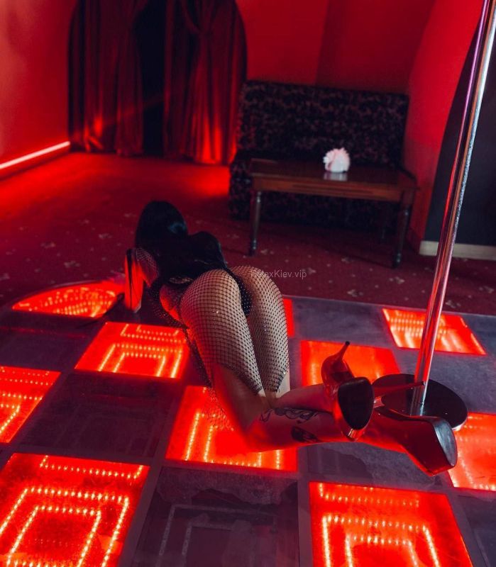 Kyiv escort : Sofa - photo 6