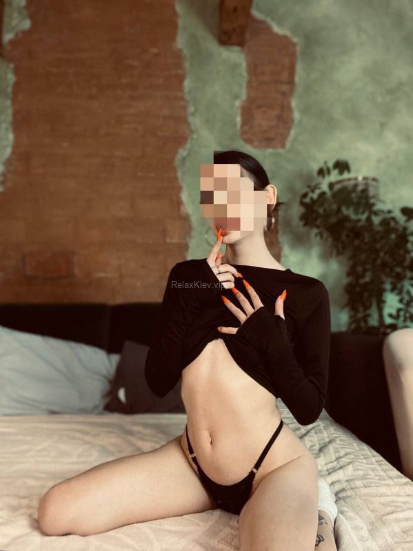 Kyiv escort : Sofa - photo 8